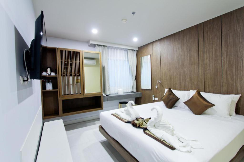 Elegancy Sansabai Hotel Patong Extérieur photo