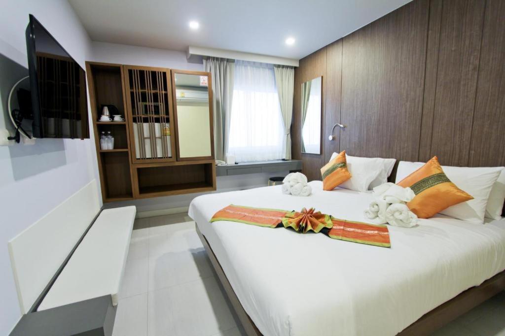 Elegancy Sansabai Hotel Patong Extérieur photo