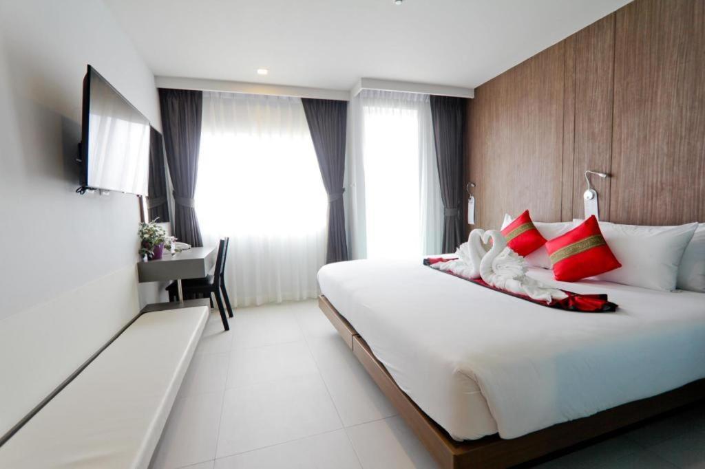 Elegancy Sansabai Hotel Patong Extérieur photo